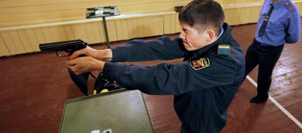 Сотрудник милиции ведет огонь из пистолета Макарова, архивное фото - Sputnik Беларусь