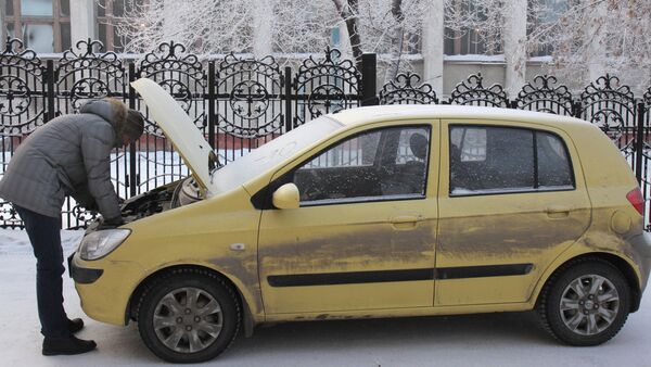 Попытка завести автомобиль в мороз, архивное фото - Sputnik Беларусь