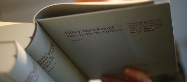 Покупатель рассматривает Mein Kampf в магазине - Sputnik Беларусь
