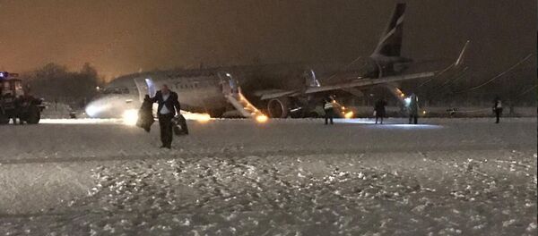 При выполнении рейса Москва — Калининград, самолет А320 выкатился за пределы взлетно-посадочной полосы после осуществления посадки - Sputnik Беларусь