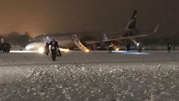 При выполнении рейса Москва — Калининград, самолет А320 выкатился за пределы взлетно-посадочной полосы после осуществления посадки - Sputnik Беларусь