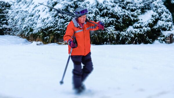 Пенсионер с лыжами, архивное фото - Sputnik Беларусь