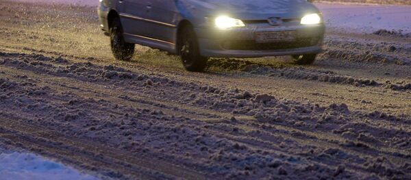 Машина на дороге во время снегопада - Sputnik Беларусь