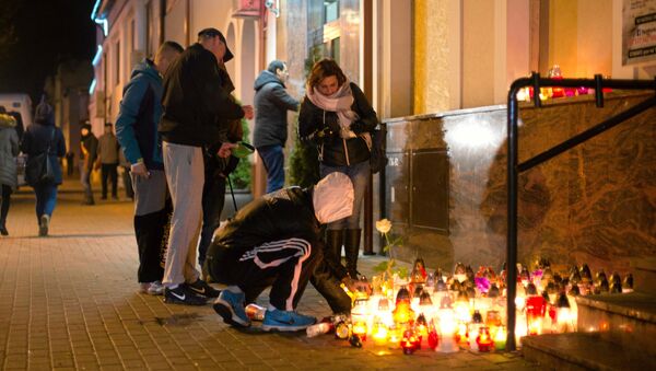 Свечи перед кебаб-кафе в польском Элке, где был убит 21-летний местный житель - Sputnik Беларусь