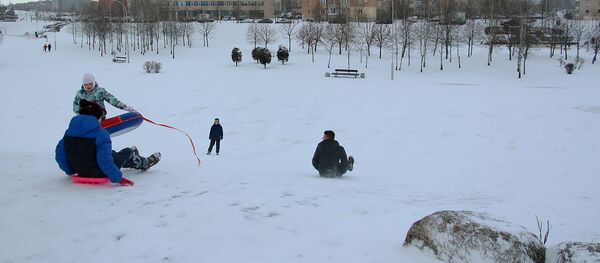 Катание на тюбинге, архивное фото - Sputnik Беларусь