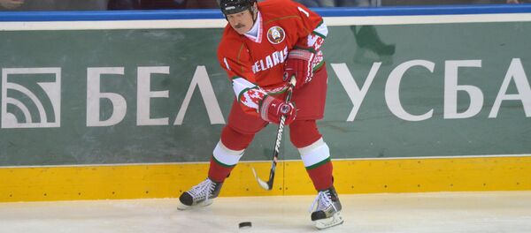 Президент Беларуси Александр Лукашенко в матче против команда ОАЭ Президент Беларуси Александр Лукашенко в матче против команда ОАЭ - Sputnik Беларусь