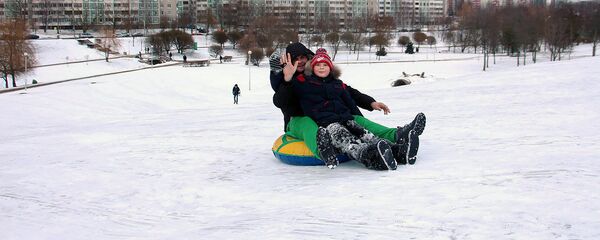 Катание с горки на тюбинге - Sputnik Беларусь