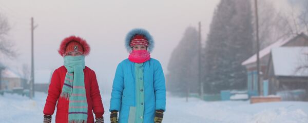 Девочки на улице во время мороза - Sputnik Беларусь