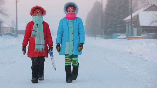 Девочки на улице во время мороза - Sputnik Беларусь