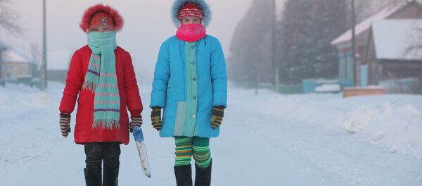 Девочки на улице во время мороза - Sputnik Беларусь