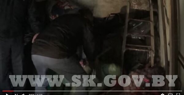 Обвиняемый в убийстве бывшей жены дает показания на месте преступления Обвиняемый в убийстве бывшей жены дает показания на месте преступления - Sputnik Беларусь