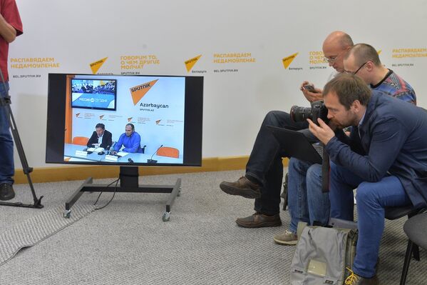 Журналисты в ходе телемоста в пресс-центре Sputnik - Sputnik Беларусь