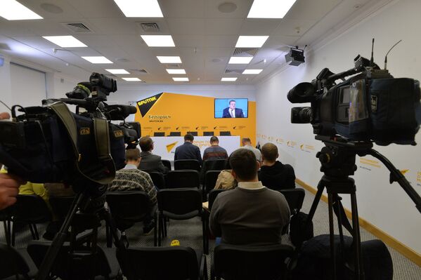 Журналисты в ходе телемоста в пресс-центре Sputnik - Sputnik Беларусь