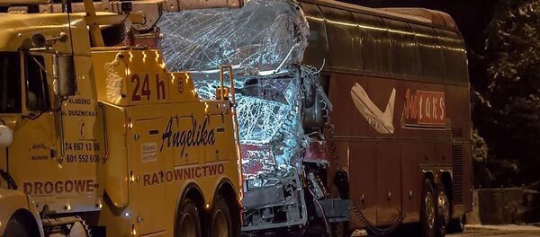 Автобус увозили с места происшествия на эвакуаторе - Sputnik Беларусь