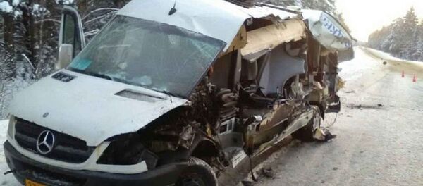 Поврежденный в результате ДТП под Ушачами Mercedes - Sputnik Беларусь