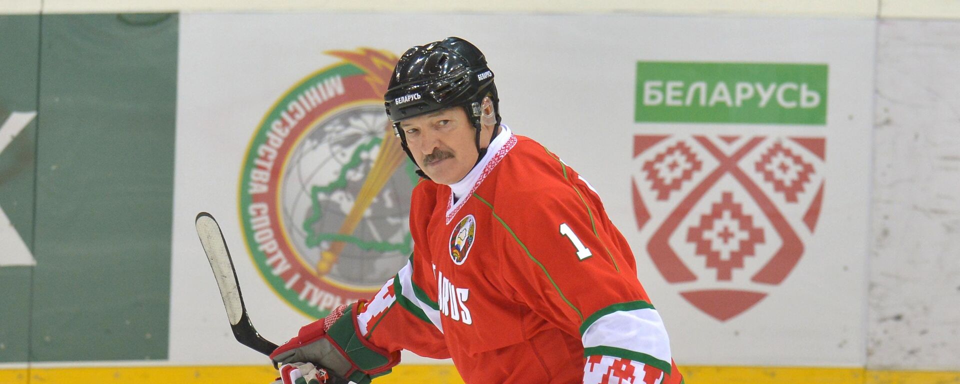 Президент Беларуси Александр Лукашенко играет в хоккей - Sputnik Беларусь, 1920, 11.02.2021