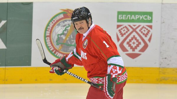 Президент Беларуси Александр Лукашенко играет в хоккей - Sputnik Беларусь