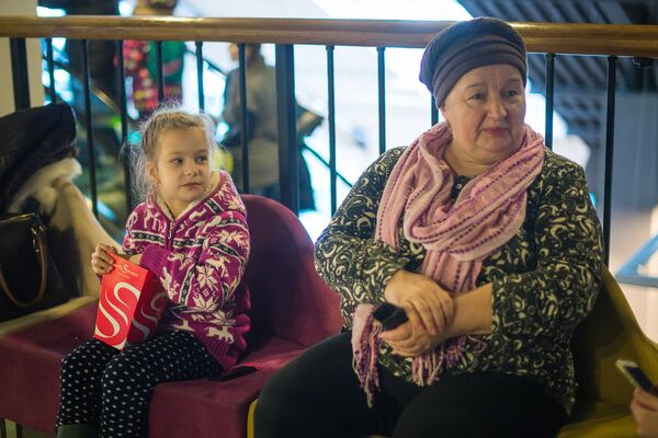 Внучку Яну на каникулах привела в кинотеатр бабушка Алина - Sputnik Беларусь