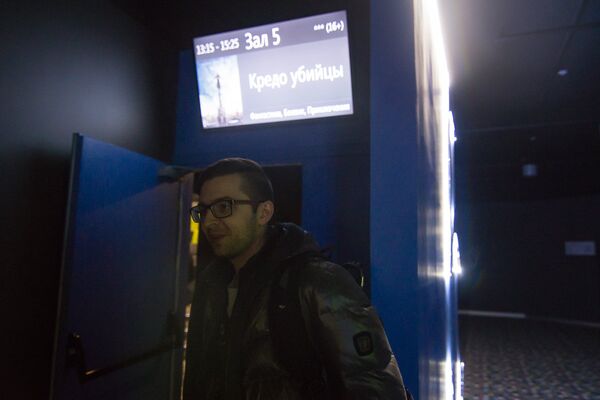 Москвич Вадим решил в кинотеатре скоротать время до поезда - Sputnik Беларусь