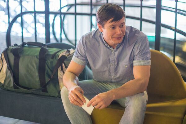 Алесь пришел в кино в свой день рождения - Sputnik Беларусь