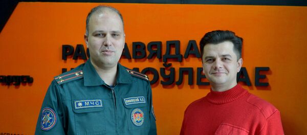 Помощник министра по чрезвычайным ситуациям Виталий Новицкий и руководитель отдела по реагированию на ЧС и розыску Белорусского общества Красного Креста Дмитрий Русаков - Sputnik Беларусь