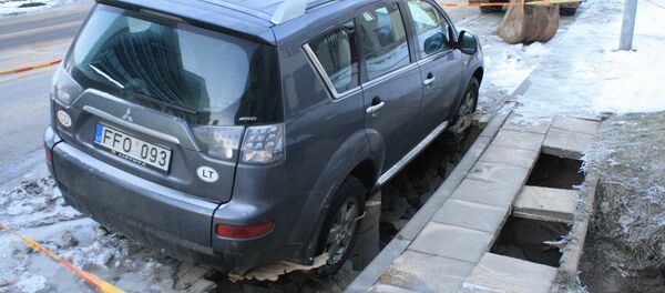 Автомобиль Mitsubishi провалился в яму в Вильнюсе - Sputnik Беларусь