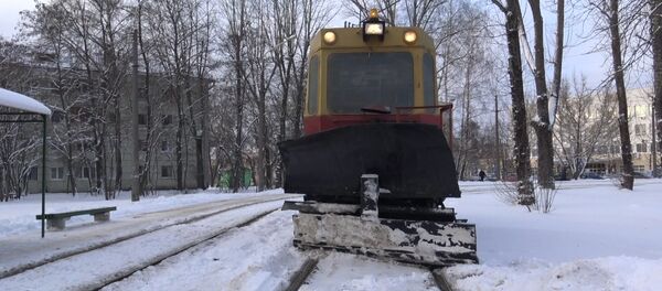 Как работает снегоуборочный трамвай – репортаж из кабины водителя - Sputnik Беларусь