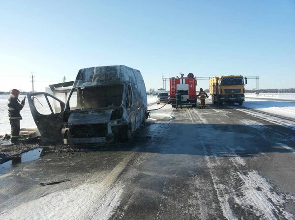 Сгоревший микроавтобус на трассе М-1 - Sputnik Беларусь