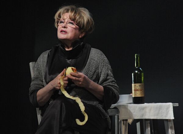 Актриса Марина Неелова в роли Шарлотты Андергаст в сцене из спектакля Осенняя соната по сценарию драматурга Ингмара Бергмана в постановке Екатерины Половцевой в театре Современник Актриса Марина Неелова в роли Шарлотты Андергаст в сцене из спектакля Осенняя соната по сценарию драматурга Ингмара Бергмана в постановке Екатерины Половцевой в театре Современник - Sputnik Беларусь