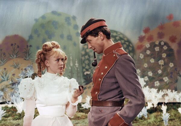 Марина Неелова (слева) в роли Принцессы и Олег Даль (справа) в роли Солдата на съемках кинофильма Старая, старая сказка режиссера Надежды Кошеверовой Марина Неелова (слева) в роли Принцессы и Олег Даль (справа) в роли Солдата на съемках кинофильма Старая, старая сказка режиссера Надежды Кошеверовой - Sputnik Беларусь