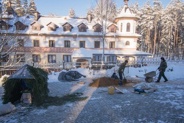 Рабочие готовят могилу для убитой настоятельницы - Sputnik Беларусь