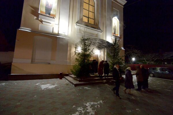 Священники причащают прихожан в Свято-Варваринском кафедральном соборе в Пинске (Брестская область) во время Рождественского богослужения - Sputnik Беларусь