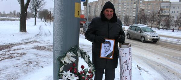 Рядом с перекрестком семья погибшего установила венок, он хорошо виден водителям, которые едут со стороны Южного рынка - Sputnik Беларусь
