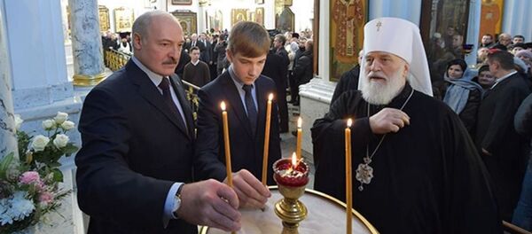 Президент Беларуси Александр Лукашенко 7 января в праздник Рождества Христова посетил Свято-Духов кафедральный собор, где зажег рождественскую свечу у Минской иконы Божией Матери - Sputnik Беларусь