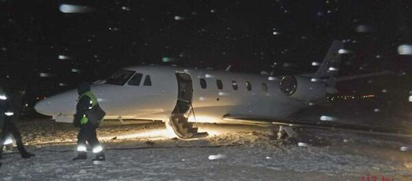 Спасатели помогли отбуксировать самолет на взлетно-посадочную полосу в Гомеле - Sputnik Беларусь