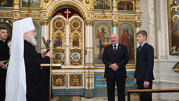 Посещение Свято-Духова кафедрального собора в Минске: Александр и Николай Лукашенко - Sputnik Беларусь