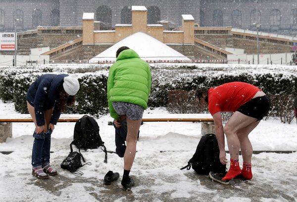 Акция В метро без штанов в Праге - Sputnik Беларусь