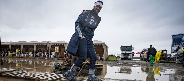 Пилот Peugeot Сириль Депре на бивуаке в Боливии - Sputnik Беларусь