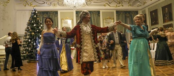 У гэты раз госці патрапілі у 1761 год, на баль з нагоды імянінаў Тэафіліі Канстанцыі Радзівіл, сястры князя Пане Каханку. У гэты раз госці патрапілі у 1761 год, на баль з нагоды імянінаў Тэафіліі Канстанцыі Радзівіл, сястры князя Пане Каханку. - Sputnik Беларусь