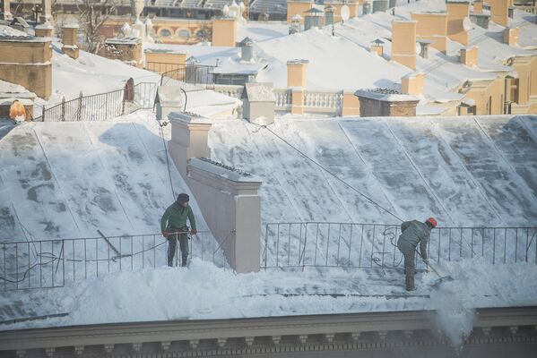 Очистка крыш от снега в Минске - Sputnik Беларусь