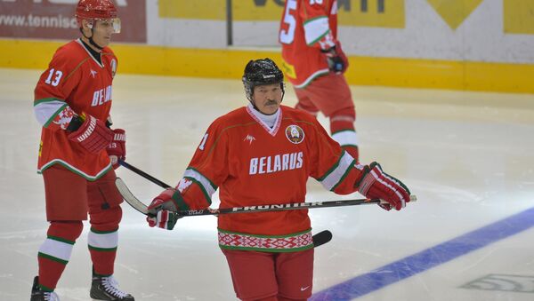 Президент Беларуси Александр Лукашенко играет в хоккей - Sputnik Беларусь