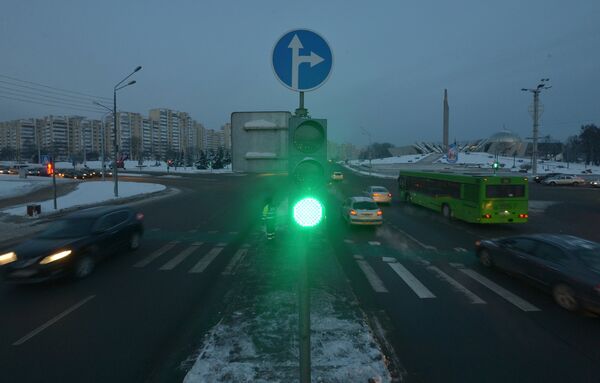 Изменения анонсировались ранее: на перекрестке убрали стрелку, разрешающую поворот налево - Sputnik Беларусь