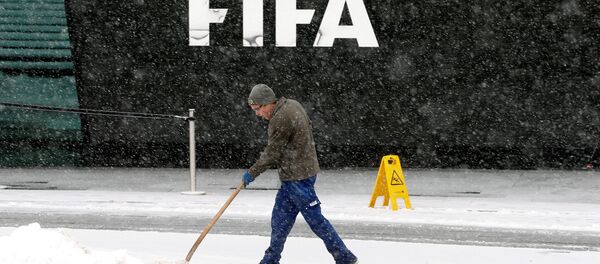 Уборка снега у штаб-квартиры ФИФА в Цюрихе - Sputnik Беларусь