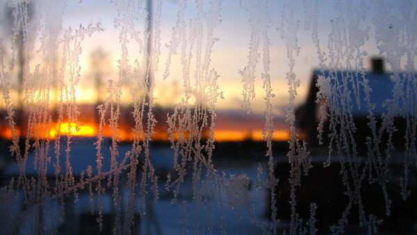 Морозные узоры на окне, архивное фото - Sputnik Беларусь