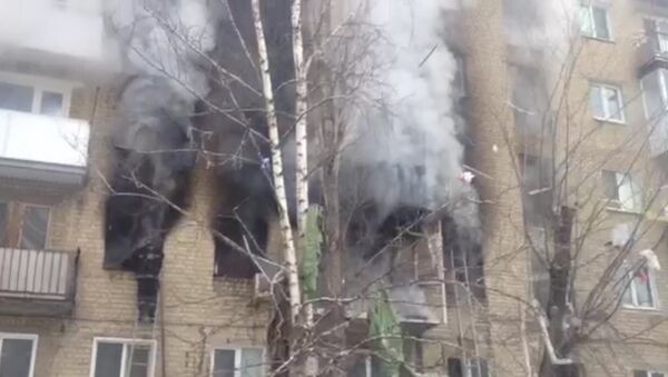 Густой черный дым валил из окон квартир в Саратове после взрыва бытового газа - Sputnik Беларусь
