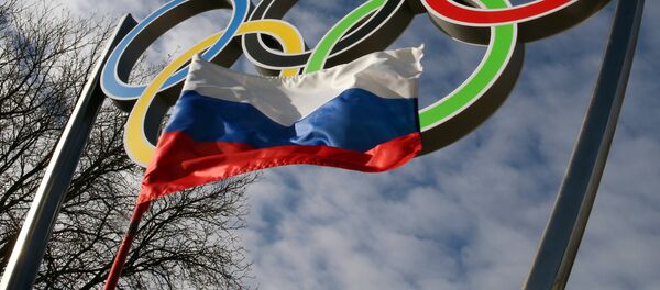 Олимпийские кольца и российский флаг, архивное фото - Sputnik Беларусь