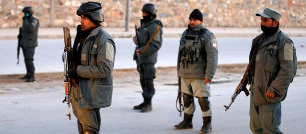 Афганские полицейские рядом с местом взрыва в Кабуле - Sputnik Беларусь