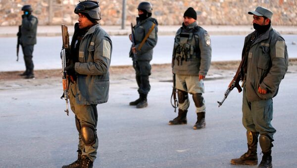 Афганские полицейские рядом с местом взрыва в Кабуле - Sputnik Беларусь