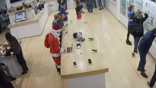 Злой Санта похитил ноутбук Apple из магазина в Тбилиси - Sputnik Беларусь