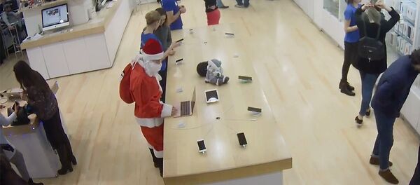 Злой Санта похитил ноутбук Apple из магазина в Тбилиси - Sputnik Беларусь